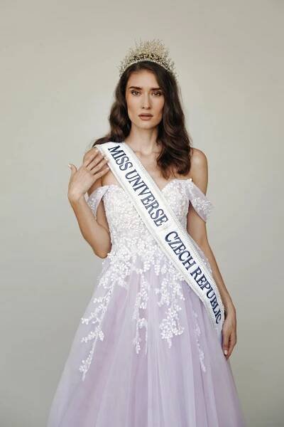 Přítelkyně hvězdy filmu Vlny míří do Mexika na Miss Universe. Z jejího národního kostýmu se vám budou sbíhat sliny