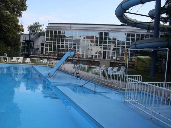 Vstup na Sokolák je dražší  než pražské koupaliště Podolí