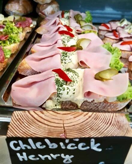 Petržalčan založil socialistický street food plný nostalgie. Objednávku na chlebíčky dostal aj za 20-tisíc eur