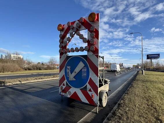 Odstranění vady na mostě u Baumaxu v Olomoucí potrvá měsíce. Uzavírka také