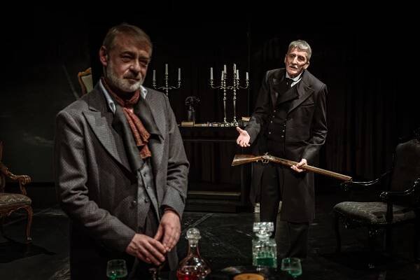 Svíce dohořívající silným plamenem. Jiří Dvořák a Martin Huba na jednom jevišti, to je skutečná divácká rozkoš