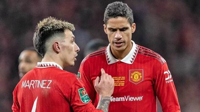 Pohroma pro Manchester United: Lisandro Martínez má po sezoně, Raphaël Varane přemýšlí o konci kariéry
