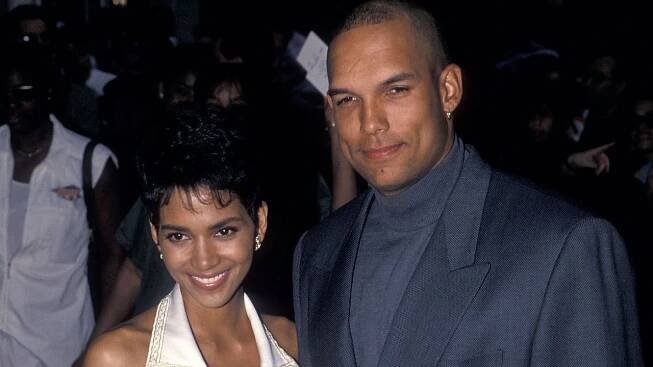 Bývalý manžel Halle Berry, David Justice, obviňuje rozchod z Berryho, aby se nezdál, „jako, mateřský“