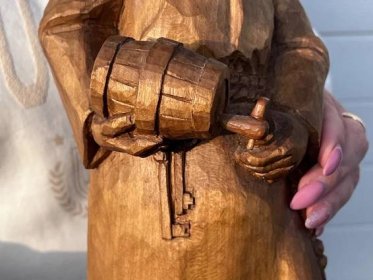 Velká dřevěná socha mnicha se soudkem vína ruční řezba - Starožitnosti a umění