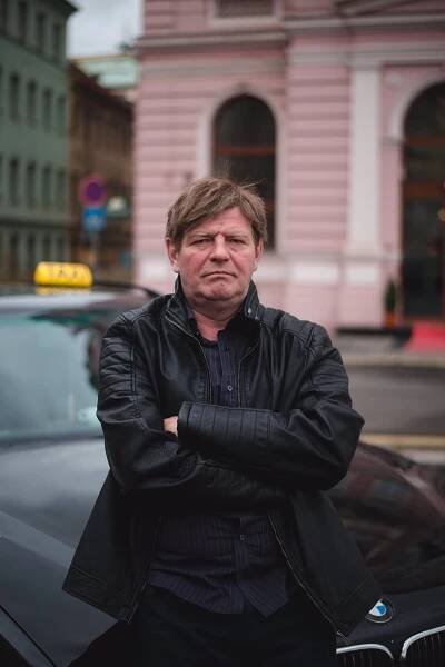 Herec Leoš Noha je bez řidičáku, přesto často sedá za volant. Jak je to možné?