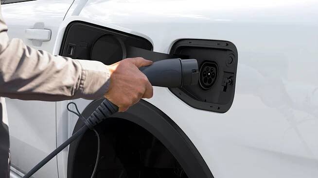 Majitelé plug-in hybridů potřebují dálniční známku. Koupí ji až od pátku - Novinky