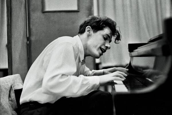 Gibbons - Lord of Salisbury Pavane and Galliard (Glenn Gould)