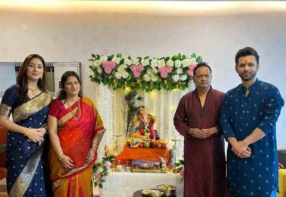 Disha parmar family photo