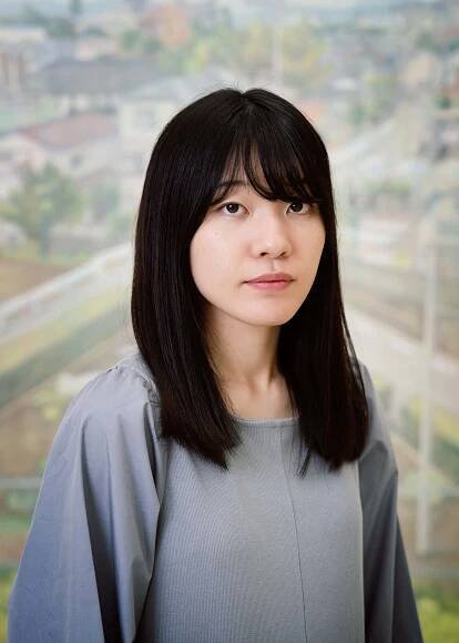 Emi Kuraya’s Ongoing Exploration of Girlhood on Canvas / Pen ペン