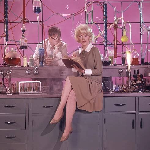 Stella Stevens, Hollywood Bombshell Who Yearned for More, Dies at 84