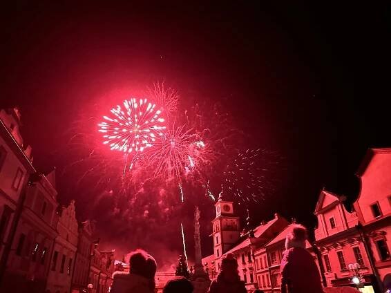 Třeboň se novoročního ohňostroje nevzdala. Světelnou show sledovaly tisíce lidí