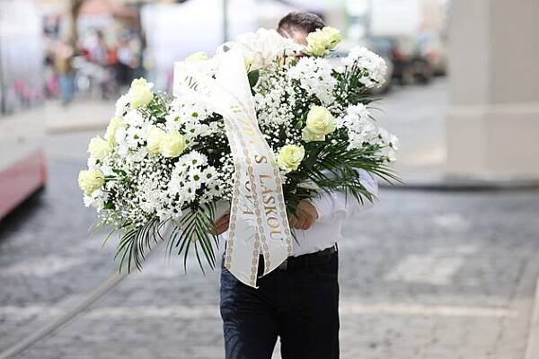Pohřeb Aničky Slováčkové: Online přenos z pohřbu - Expres.cz