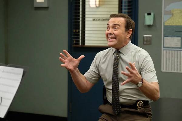 Brooklyn 99 - Admirál Peralta - Z filmu - Joe Lo Truglio