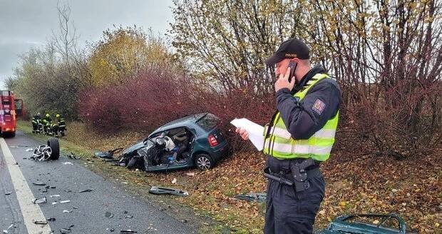 Řidič najížděl do náhodné oběti, nakonec ho vytlačil do příkopu: Policie obvinila známou firmu!