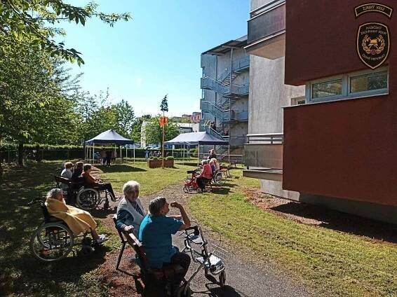 Cvičný zásah hasičů u simulovaného požáru v domově pro seniory U Moravy v Kroměříži; středa 21. května 2025