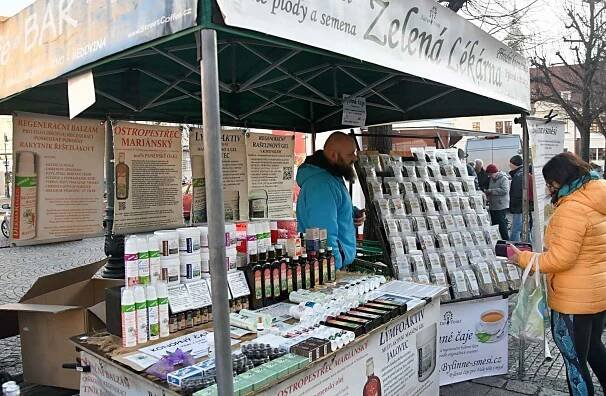 První farmářské trhy v Lounech přilákaly mnoho lidí. Prodávaly se už i pomlázky