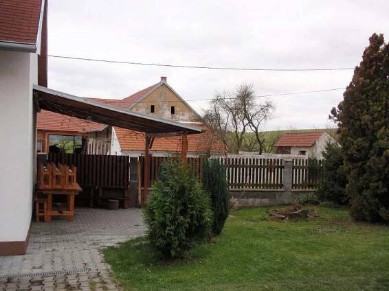 Zastřešené posezení venku a ohniště - pronájem chalupy Robčice - foto 18