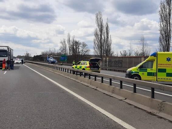 Smrtelná nehoda motocyklisty uzavřela dálnici D5 u Rudné u Prahy