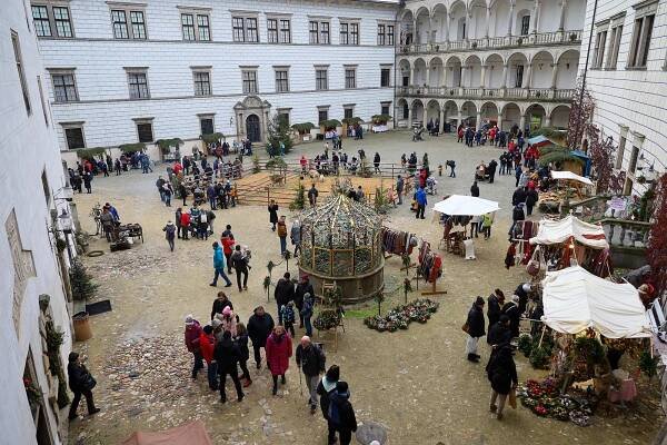 Největší adventní akce v Hradci se blíží. Zámek i město o víkendu ožijí trhy