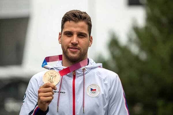 S bronzem na krku