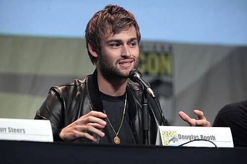 Douglas Booth - Wikipedia