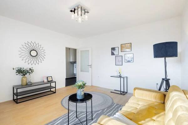 REZERVOVÁNO - Elegantní byt 3+1 s lodžií, 77 m2, ul. Sluneční, Chýně, Praha-západ - romanek-partneri.cz