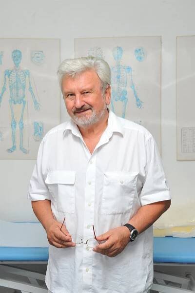 Jan Cimický, který čelí obžalobě ze znásilnění, se měl předávkovat léky. Je v nemocnici