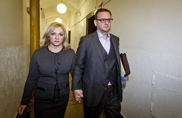 Křivě svědčil ve prospěch své ženy. Policie navrhla obžalovat expremiéra Nečase