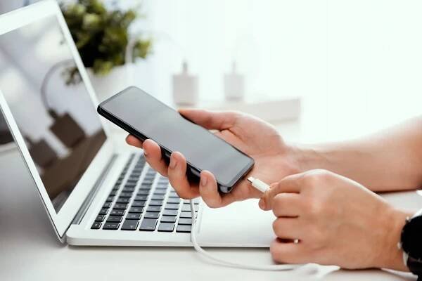 Jak nabíjíte mobil přes noc? Není to jedno. Většina Čechů dělá nebezpečnou chybu! - Techsvět
