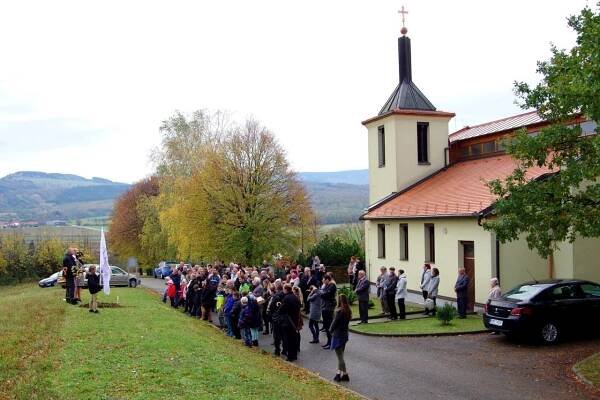 Žehnání praporu školy a sázení lípy republiky - Oficiální stránky obce Bystřice pod Lopeníkem