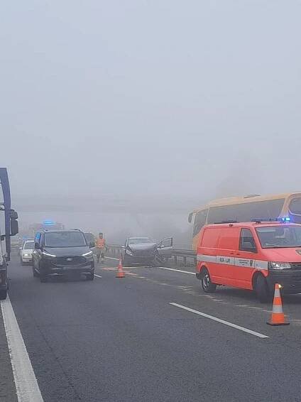 Hromadná nehoda na dálnici D6. V mlze bouralo jedenáct aut