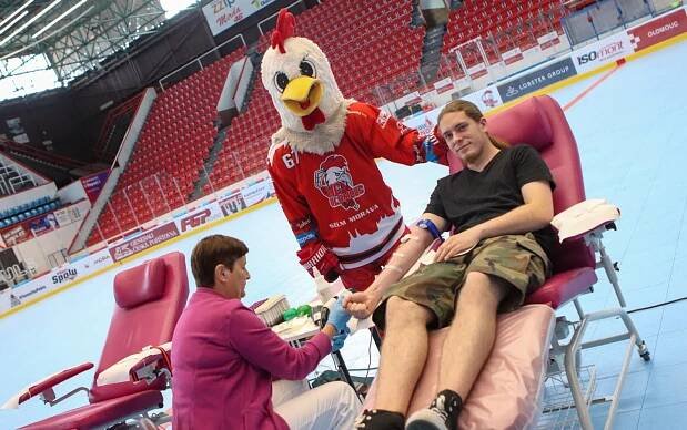 Kohouti znovu kápli božskou červenou. Tentokrát i s fanoušky přímo na hrací ploše! | HC Olomouc