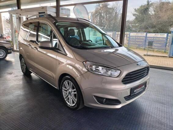Ford Tourneo Courier Titanium - gebrauchte Ford Tourneo Courier aus dem Jahr 2015