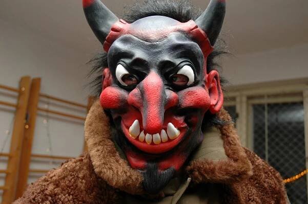 Mikuláš a čert v dožické knihovně 2010