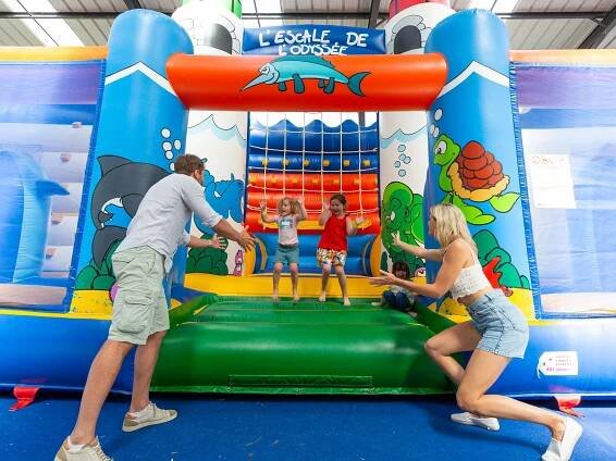 Jeux gonflables - Camping l'Atlantique Fouesnant