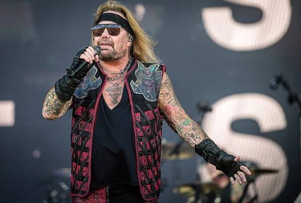 Letadlo Vince Neila z Mötley Crüe havarovalo! Jeden mrtvý, přítelkyně rockera skončila v nemocnici