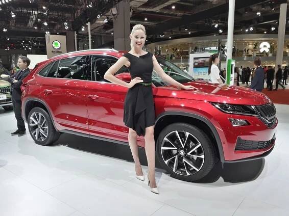 Nová auta a krásné hostesky. Tradiční spojení na autosalonu v Šanghaji stále funguje
