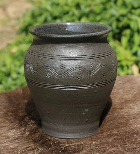 SLOVANSKÁ NÁDOBA, X. století, objem: 500 ml