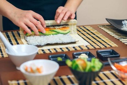 detail rukou ženské kuchařky válcování japonské sushi - chef making sushi - stock snímky, obrázky a fotky
