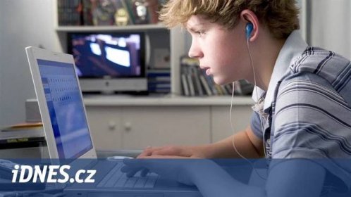 Místo sešitů mobily. Školáci se učí a baví hlavně online, zjistila studie - iDNES.cz
