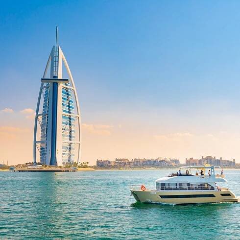 Dubaj: Prohlídka luxusní jachtou s možností živého grilování | GetYourGuide