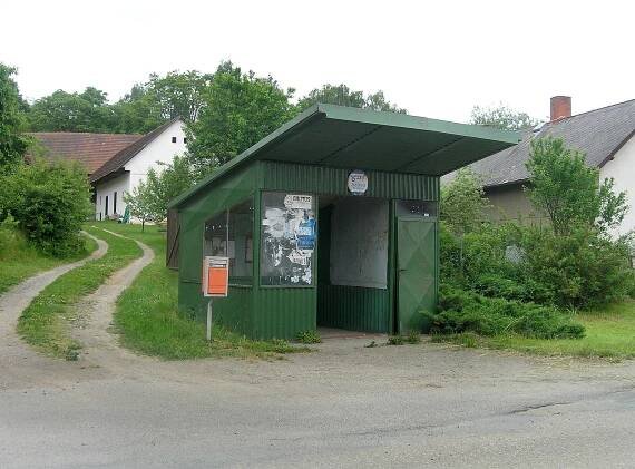Soubor:Heřmaničky, Jestřebice, bus stop.jpg