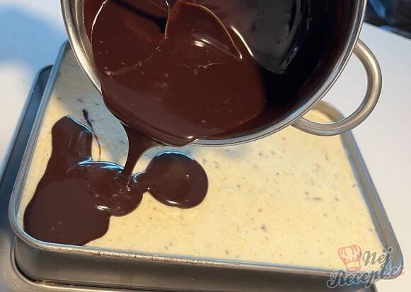 Nepečený kinder bueno dort na plechu, který chutná jako tyčinka z obchodu. | NejRecept.cz