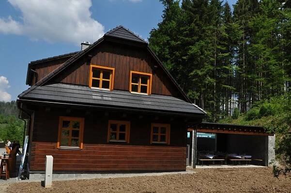 Ve Valašské Bystřici otevřeli novou hájovnu, původní stoletá roubenka bude jinde