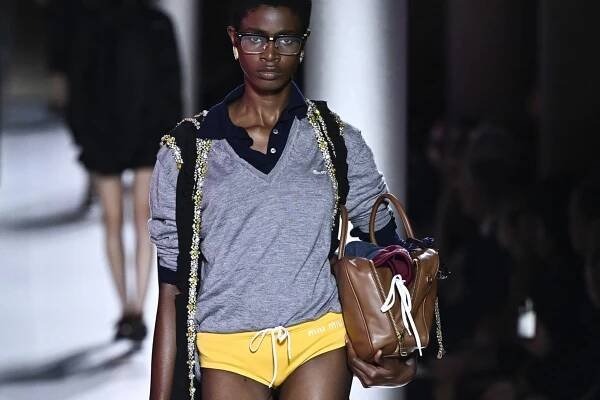 Prada a její značka Miu Miu letos poslala modelky na mola jen v titěrných kalhotkách.