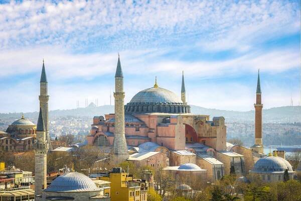 Mraky nad mešitou Hagia Sophia v Istanbulu, Turecko.