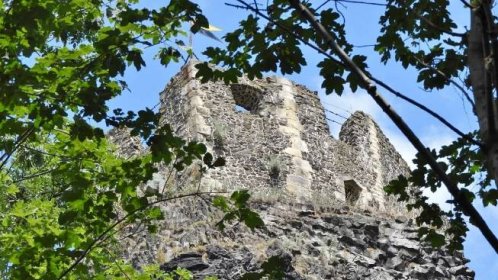 Krásný letní detail hradu Trosky
