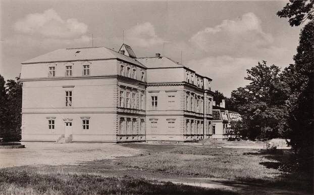 Zámek Solca v letech 1950-1952 po adaptaci na Dům zdraví. V pozadí dům pro služebnictvo (čp. 131), v té době velitelství PTP (S laskavým svolením Jana Polakoviče, ze soukromé sbírky)