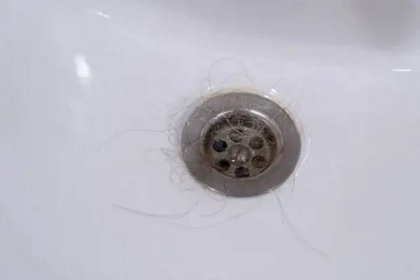 V koupelně to nejčastěji zavinily vlasy a chloupky, v kuchyni pak tuk, zbytky jídel a jiné nečistoty, které se v odpadu usazují a postupně zahnívají.