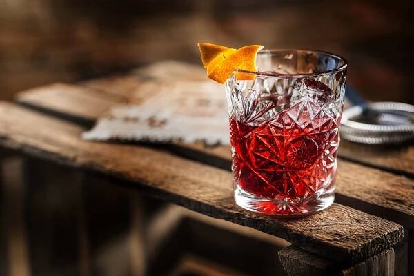Jak udělat koktejl Negroni doma - ingredience a sklenice